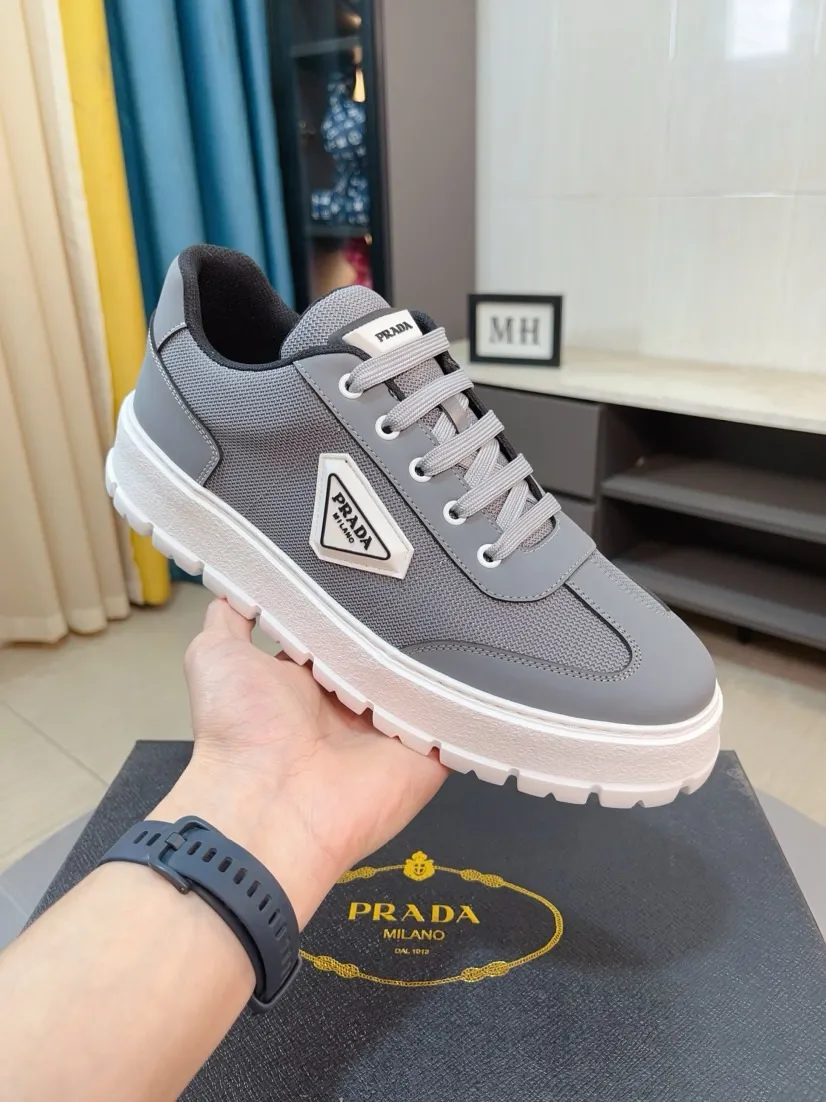 Men's shoes 💰440🌹🌹Prada 〈prada〉 luxury and fashionable high-end products ✊🔥The perfect last shape and top-notch handcrafting make this shoe immediately create a strong aristocratic atmosphere. Imported first-layer cowhide with brogue carving crafts💋Genuine leather lining🎶Rubber combination outsole specially imported from France for leather shoes😍Color: Mysterious Black☕️Size 38～44